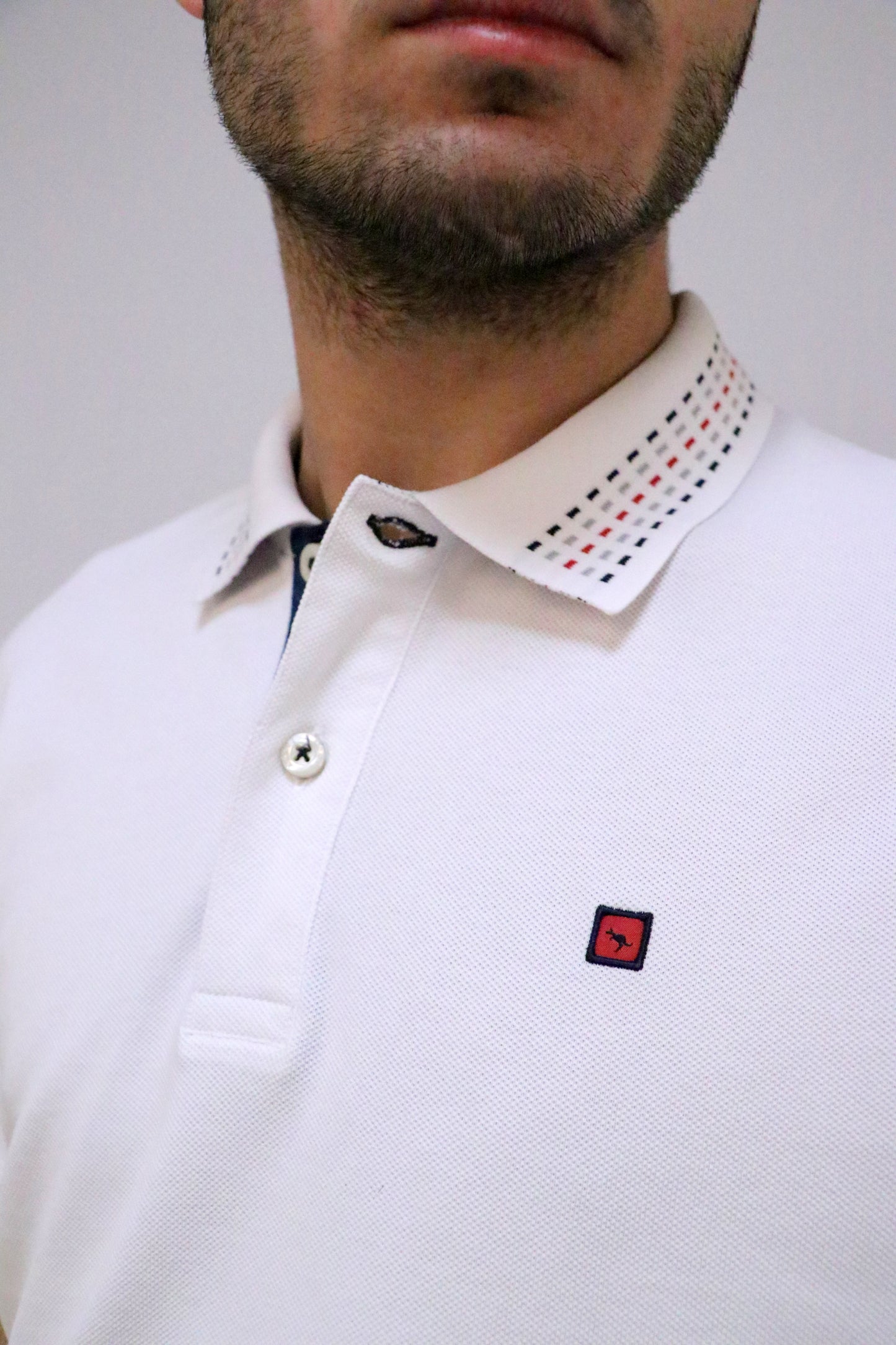 Polo Piqué com Gola e Punhos Risca Jacquard