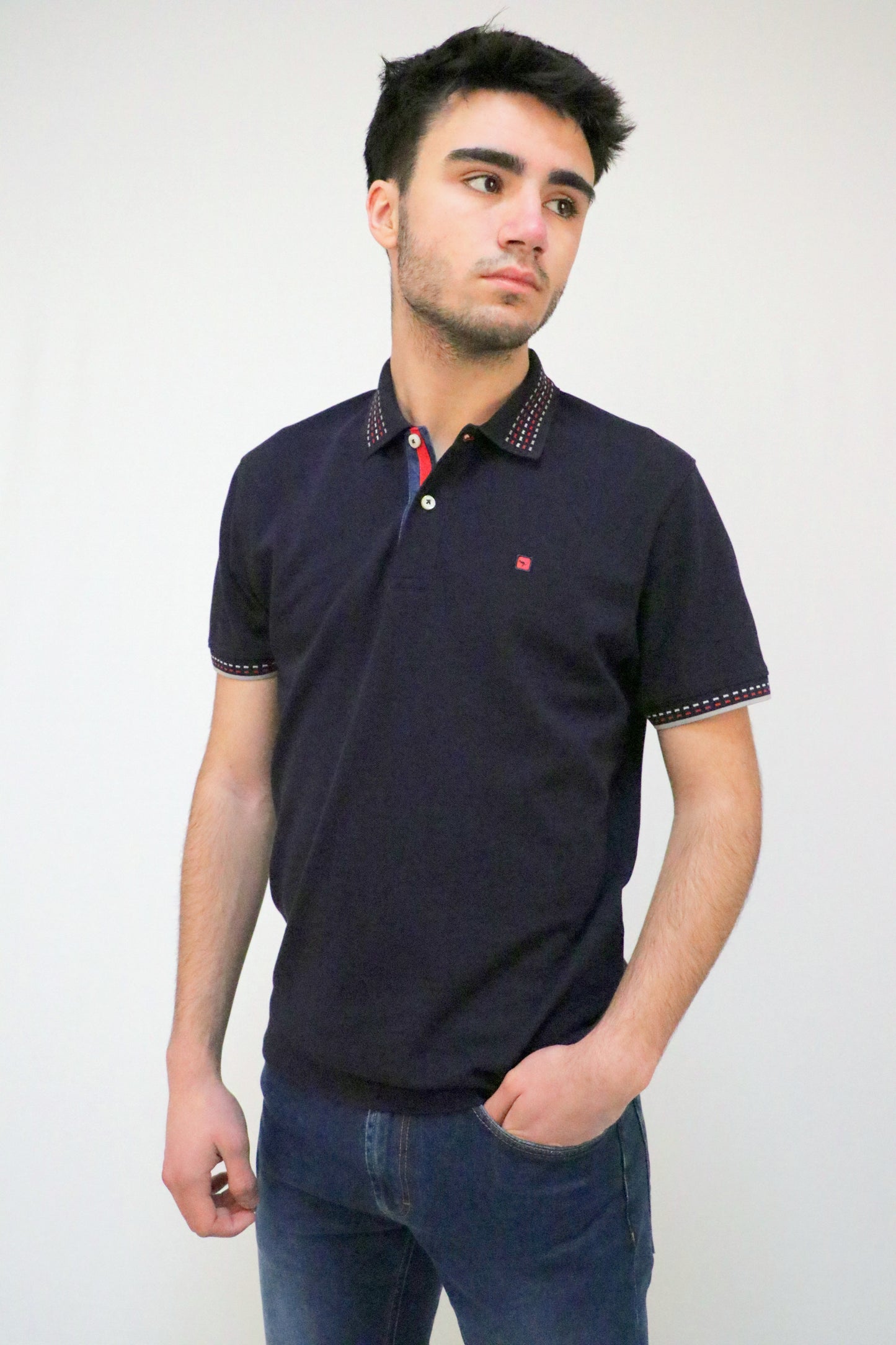 Polo Piqué com Gola e Punhos Risca Jacquard