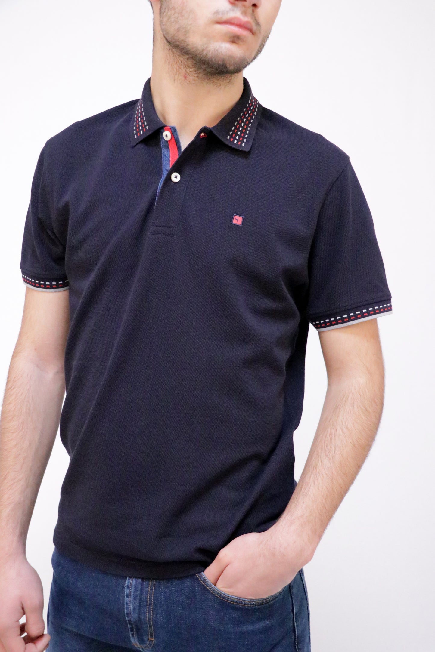 Polo Piqué com Gola e Punhos Risca Jacquard