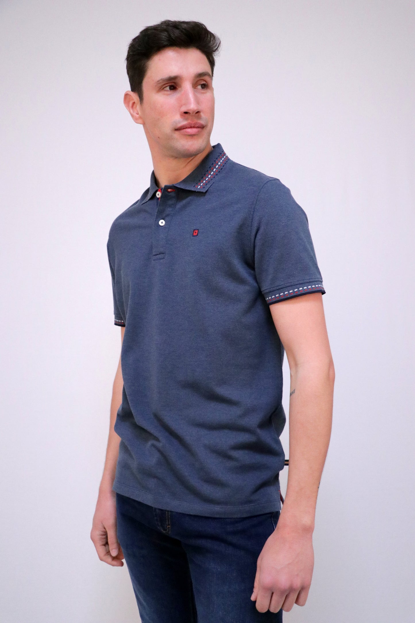 Polo Piqué com Gola e Punhos Risca Jacquard