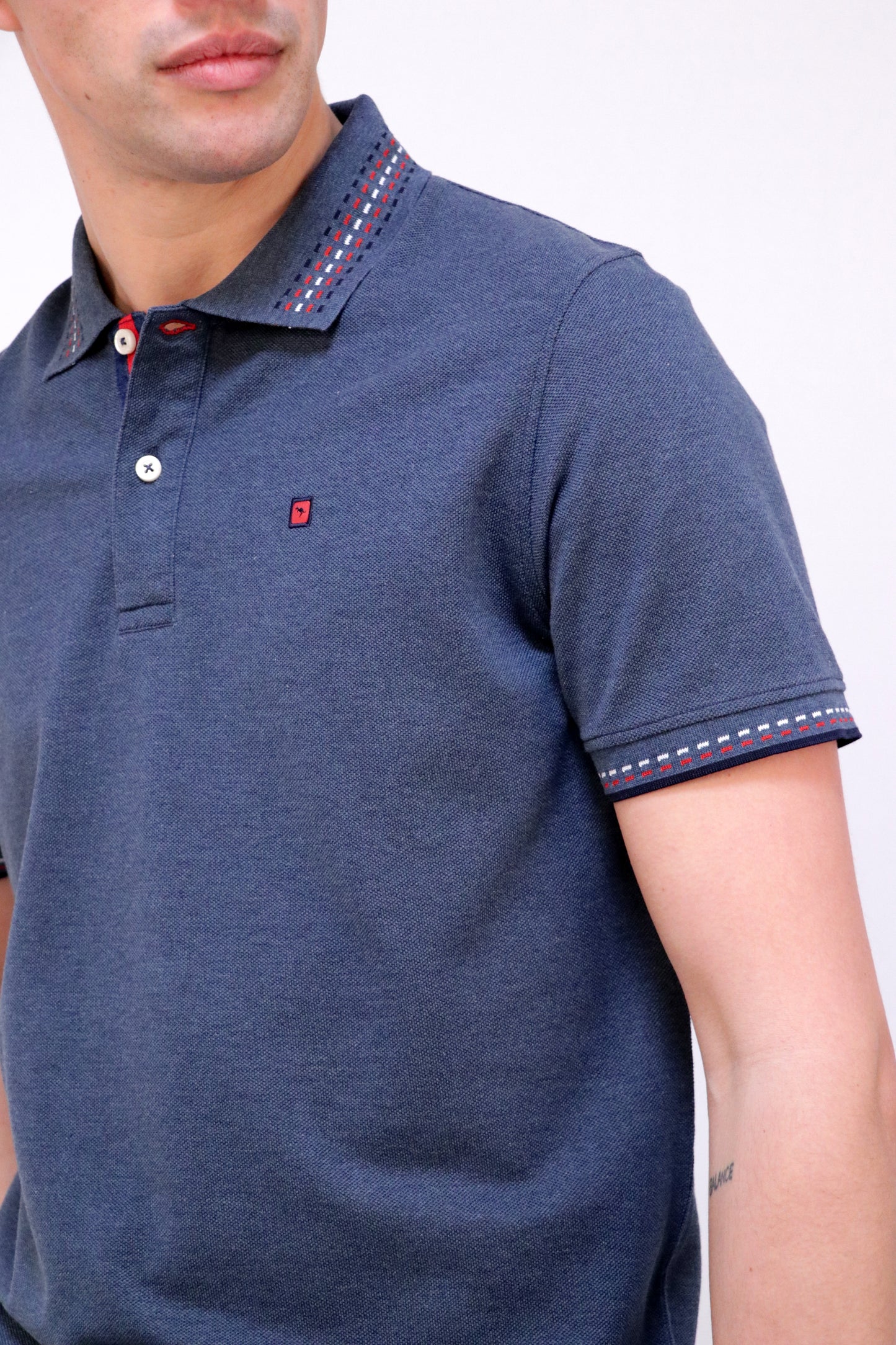 Polo Piqué com Gola e Punhos Risca Jacquard